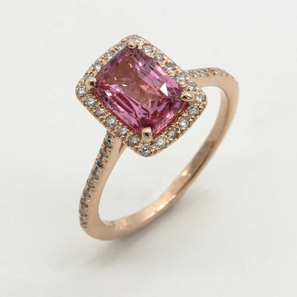 Imagen de referencia: anillo con piedra rosada y halo en oro rosado