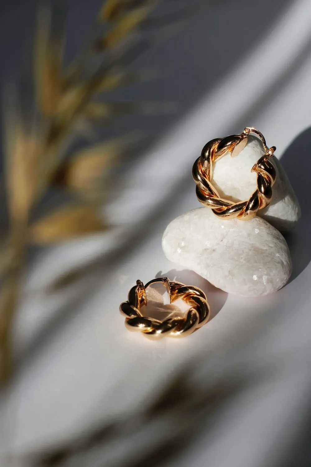 Imagen de referencia: aretes de aro dorados trenzados