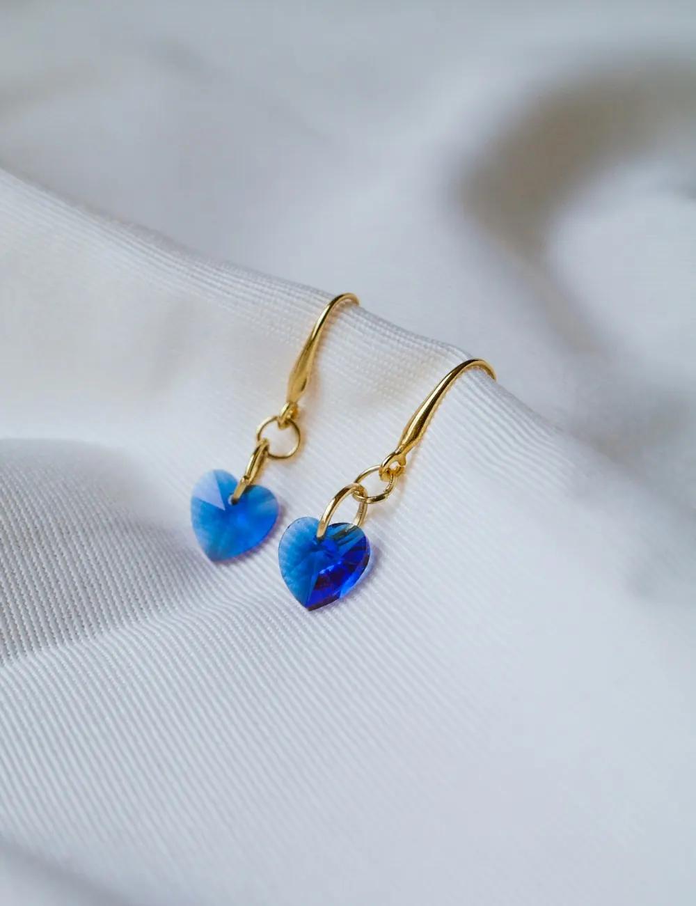 Imagen de referencia: aretes de corazón azul con ganchos dorados