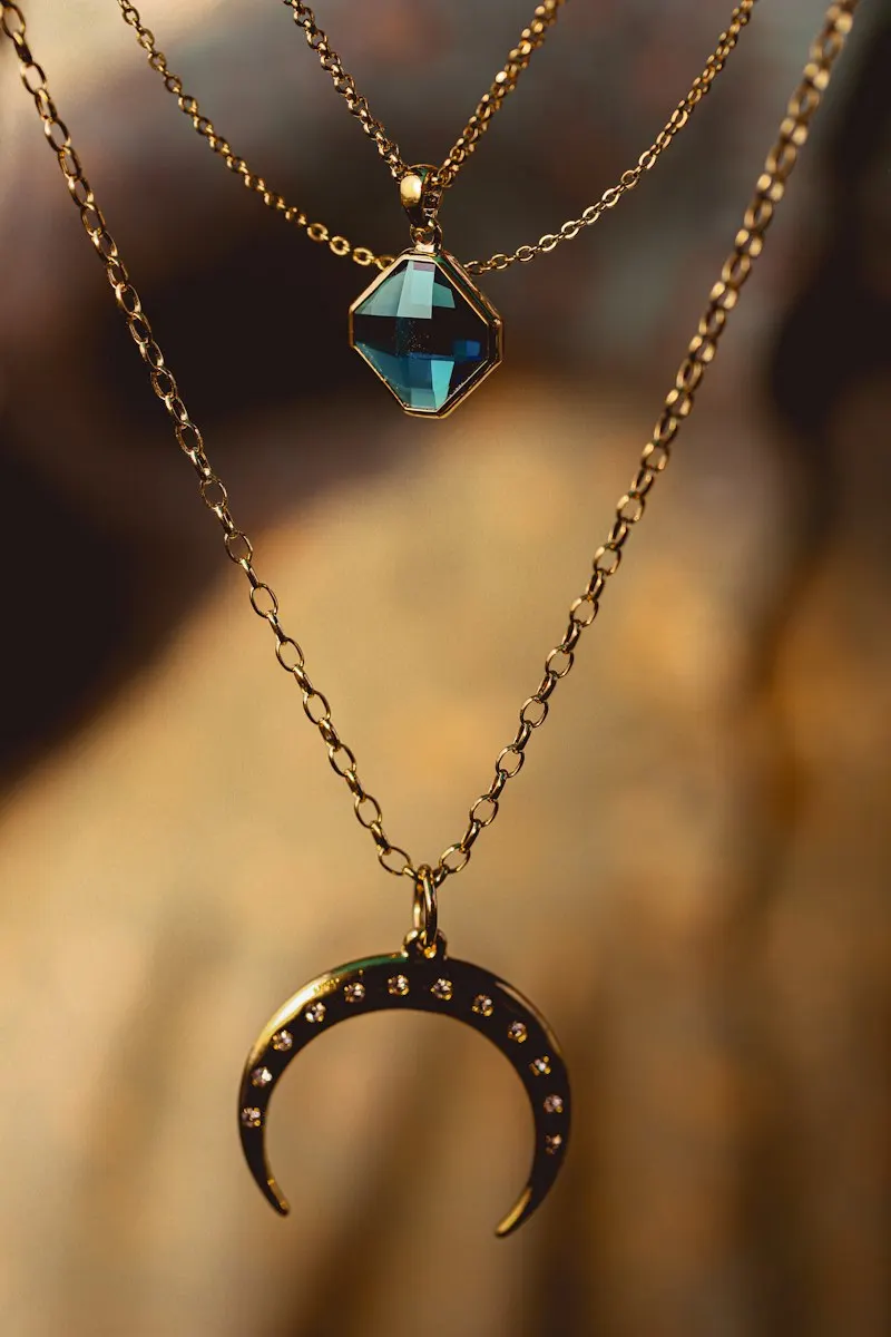Imagen de referencia: collar dorado con colgante de piedra verde azulada